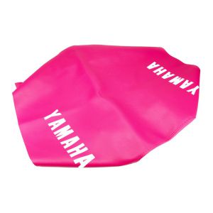 Sadelklädsel Yamaha DT50MX. Rosa med vit text.