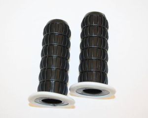 Plasthandtag majskolv, NTS-240/LSZ. Svart med vit fläns. 100mm, 21/23mm, säljs parvis.