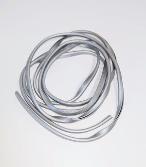 Gummilist mörkgrå, ca 1,85 meter.