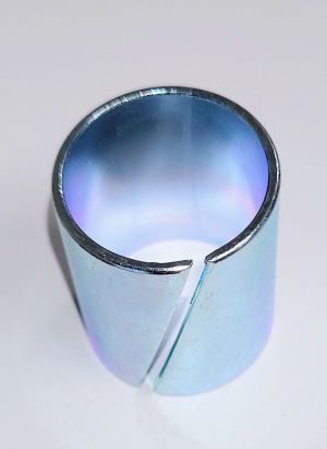 Bussning mellan avgasrör och ljuddämpare, 28/32mm. Från NC Motorparts.