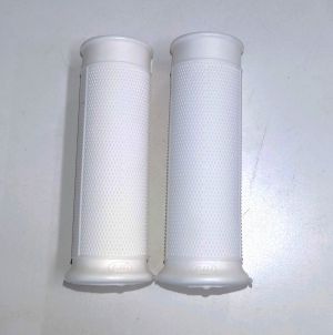 Gummihandtag benvit. Diameter 24/24mm, längd 100mm. Säljs parvis.