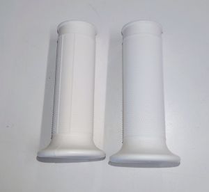 Gummihandtag benvit. Diameter 24/24mm, längd 105mm. Säljs parvis.