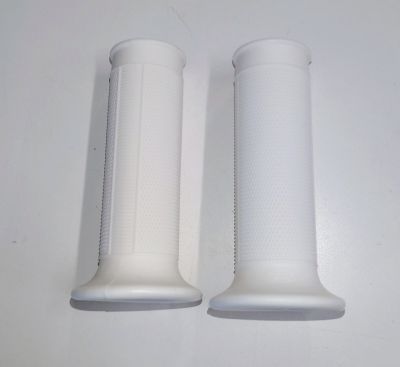 Gummihandtag benvit. Diameter 24/24mm, längd 105mm. Säljs parvis.