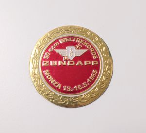 Tankemblem Zundapp, “Monza”. Röd, 1966-67. Säljs styckvis.