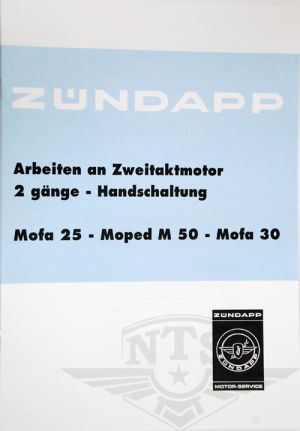 Arbeiten an Zweitaktmotor hands.