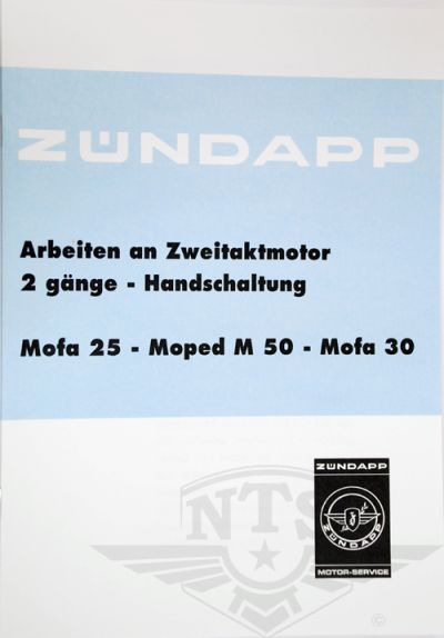 Arbeiten an Zweitaktmotor hands.