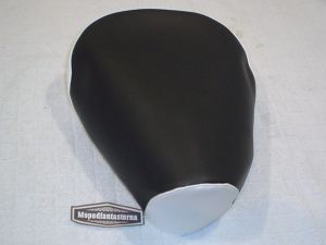 Sadelklädsel Monark & Crescent Skoterett. Svart/vit, med vit kederlist.