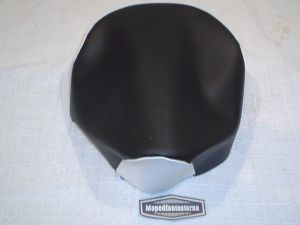 Sadelklädsel Crescent 2000. Svart/vit.