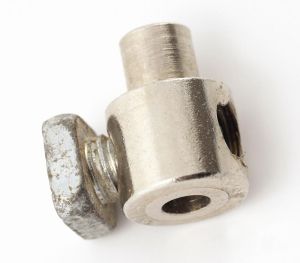 Skruvnippel, diameter 7/4mm, längd 11mm.