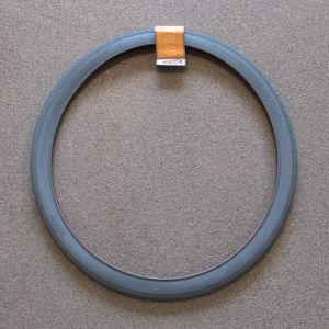 Däck 26x2x1 1/2. Grå, fabrikat CST.