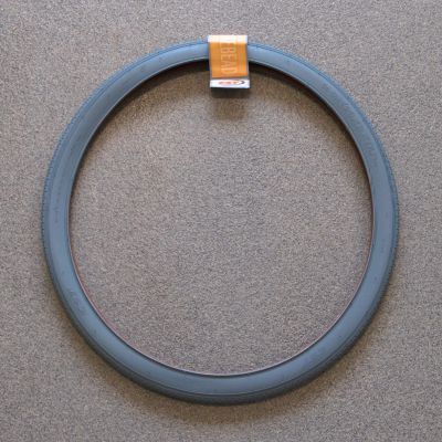 Däck 26x2x1 1/2. Grå, fabrikat CST.