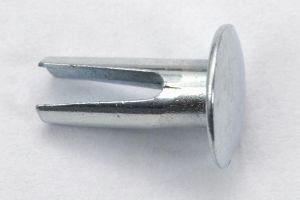 Klyvnit 4x8mm till sadelklädsel. Passar Puch m.fl, säljs styckvis.